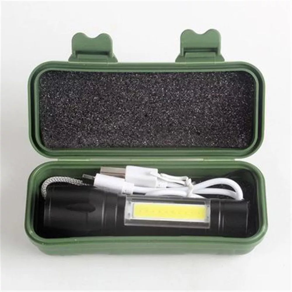 Compacte LED Zaklamp - Met Floodlight - 3 Standen met Knipperen - Inclusief Stevige Container! - Klein maar Fijn