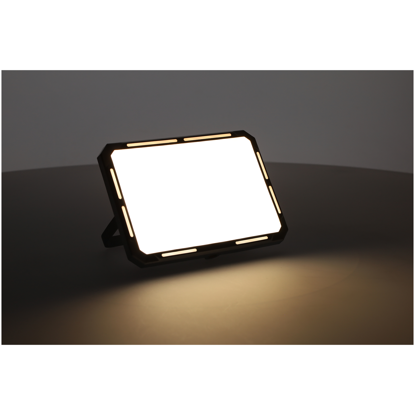 Multifunctionele LED werklamp en camping lamp - USB en USB-C oplaadbaar - 4 licht standen - Waterdicht - Kan gebruikt worden als zaklamp