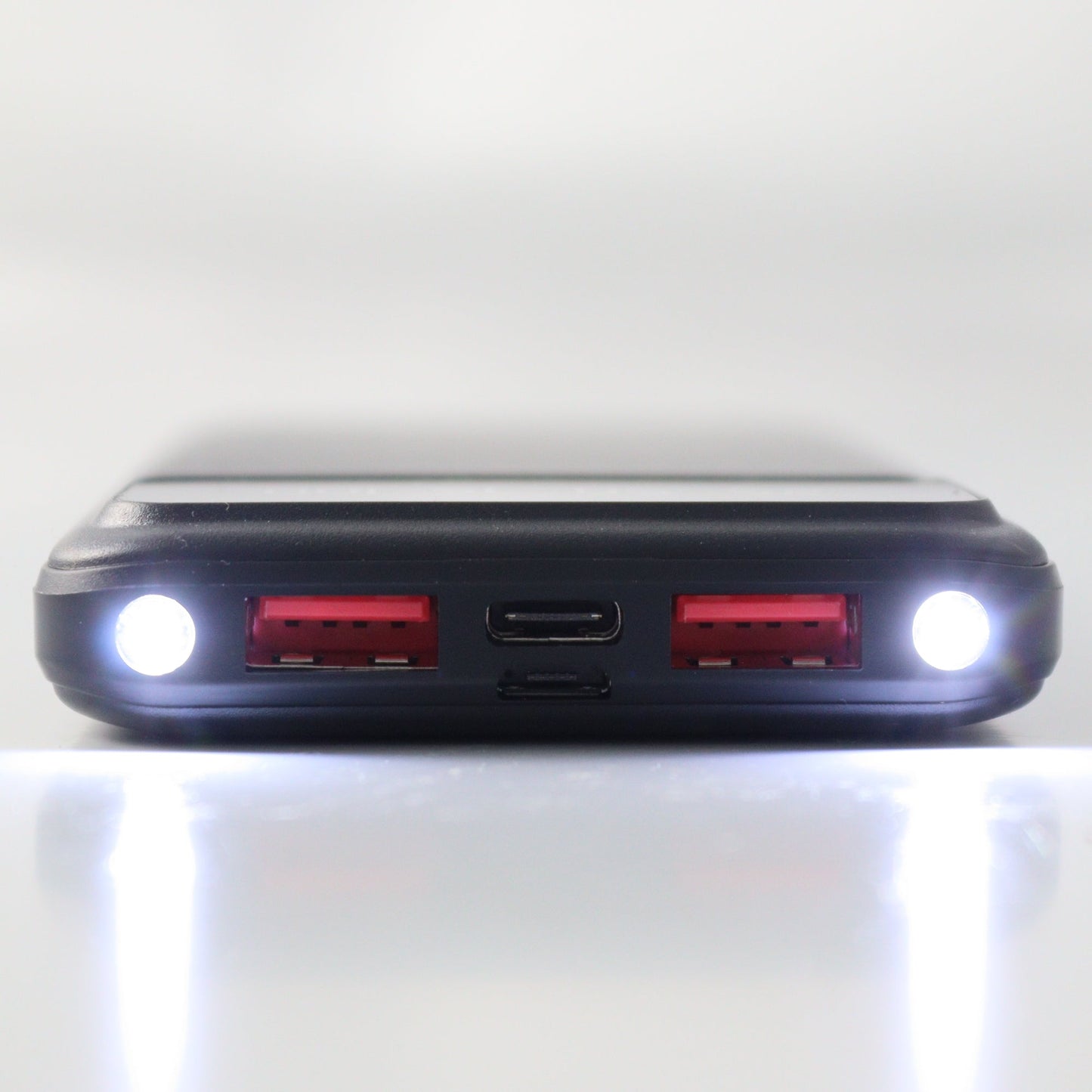 Powerbank 10000mAh - Snellader - Oplaadbescherming - 2x USB en 1x USB-C oplaadport - Zwart
