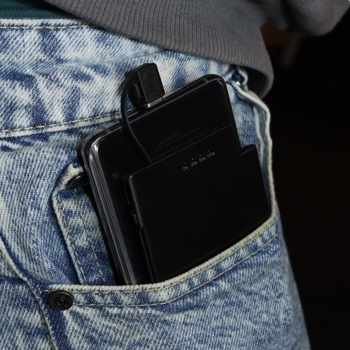 Powerbank zeer plat 5mm dik - 2650 mAh - USB ingang - USB-C - Met ingebouwde kabel! - Zwart