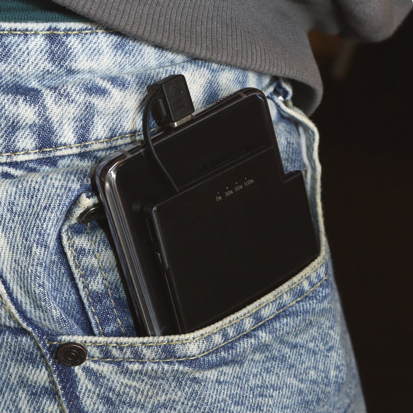 Powerbank zeer plat 5mm dik - 2650 mAh - USB ingang - USB-C - Met ingebouwde kabel! - Zwart