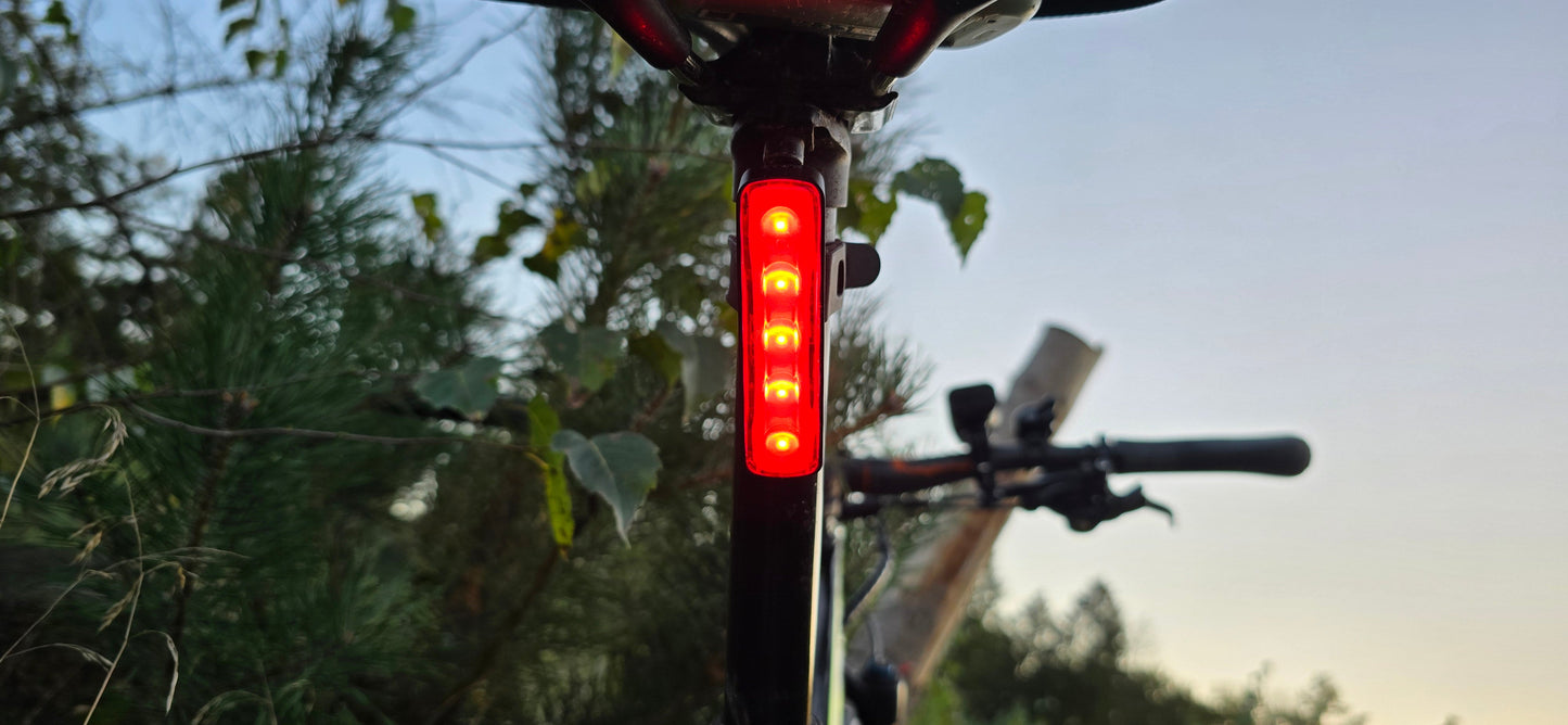 Achterlicht fiets - Waterdicht en Oplaadbaar met USB C - Met Start en Stop Sensor - Rood