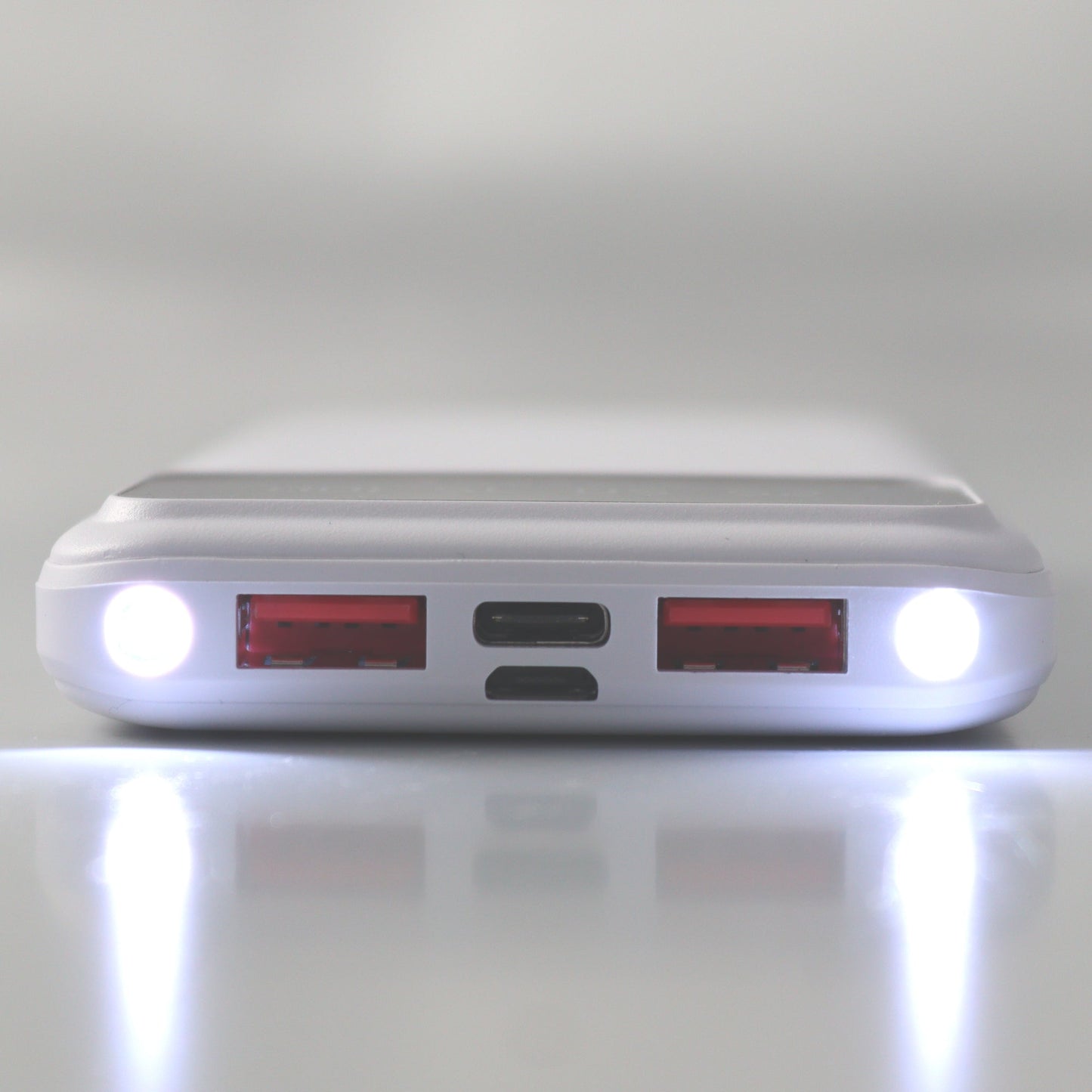 Powerbank 10000mAh - Snellader - Oplaadbescherming - 2x USB en 1x USB-C oplaadport - Wit